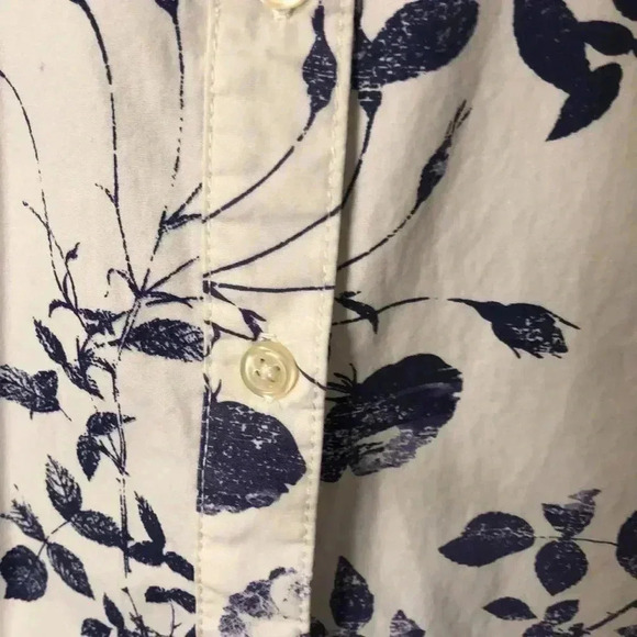 G.H. Bass 100% cotton front button up shirt. - Picture 3 of 5